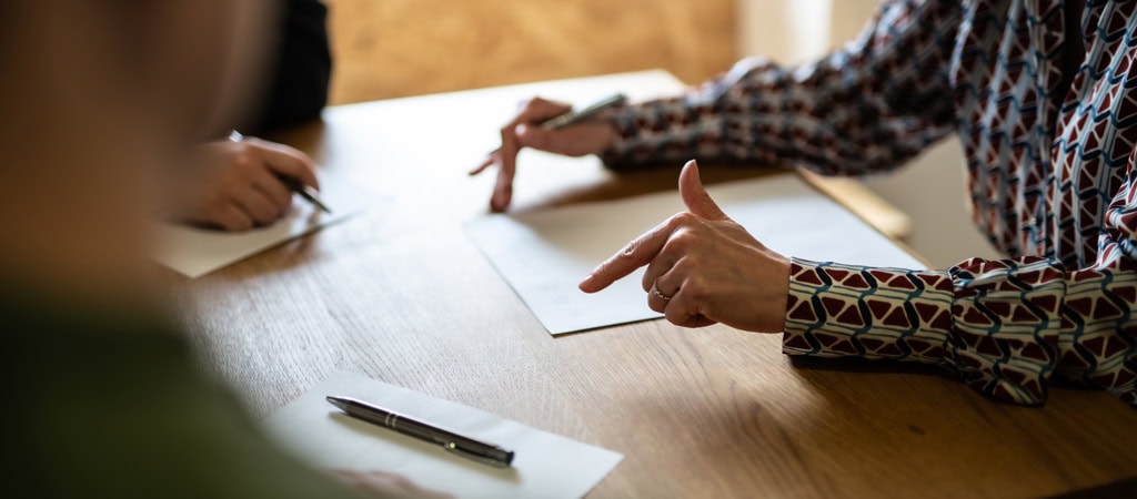 Person gestikuliert über Mediation bei Erbstreitigkeiten 